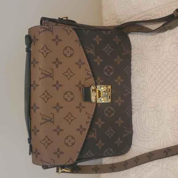 DH Gate Handbags - ❌️NOT AUTHENTIC ❌️